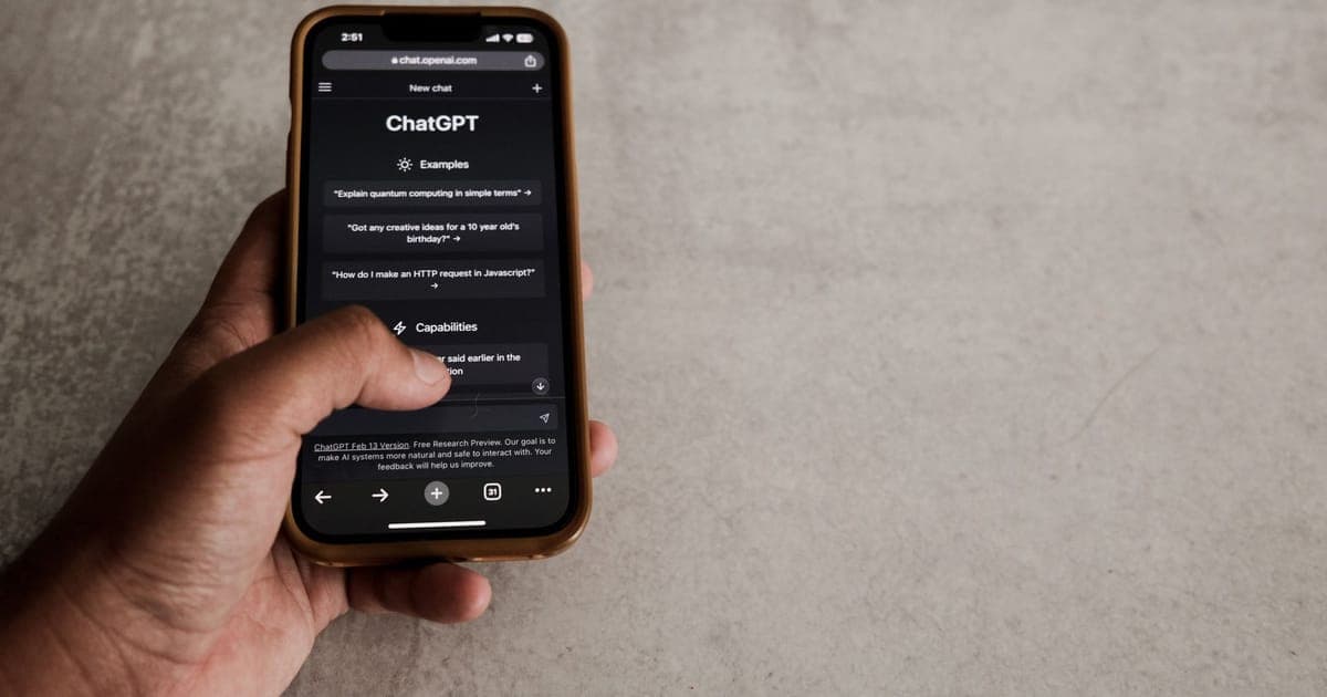 Small-App Shopify Live Chat Tools Compared: AeroChat, Shoply AI and IllumiChat