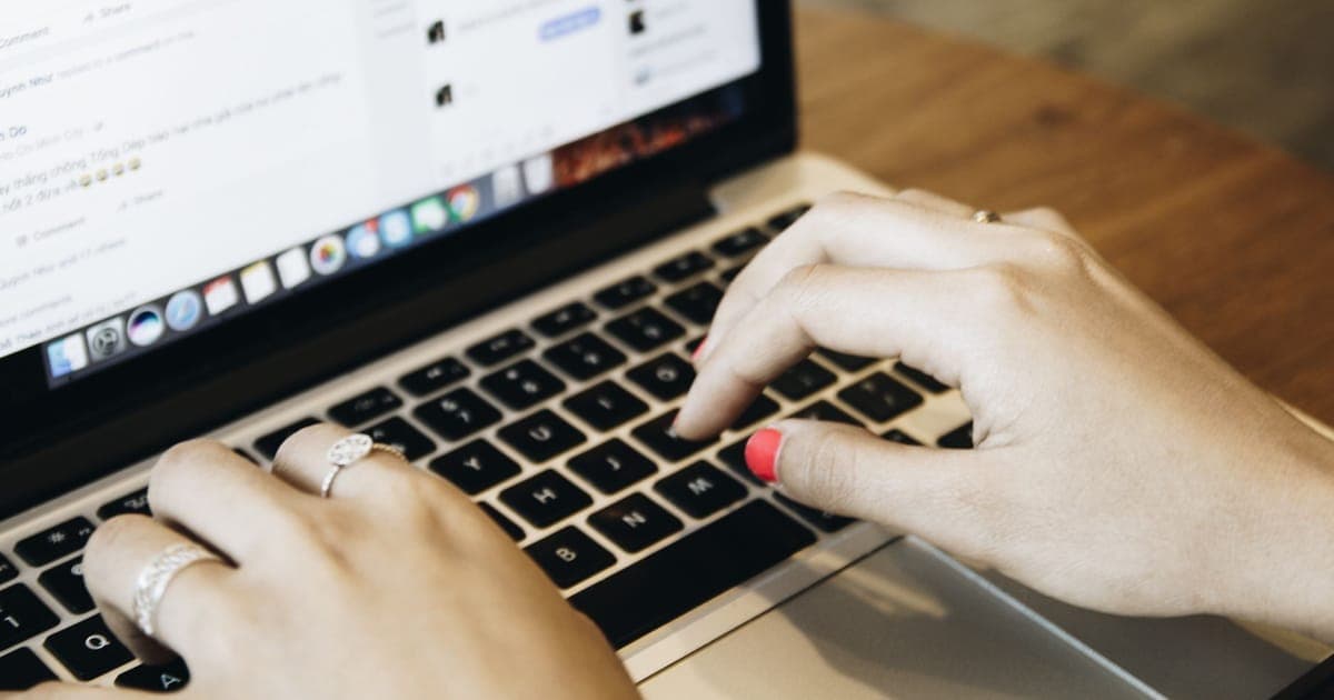 How Shopify Stores Use Proactive Chat Triggers Without Feeling Pushy