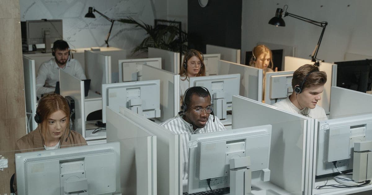 Shopify Customer Support Benchmarks 2026: Response Time, Resolution Rate, CSAT by Store Size
