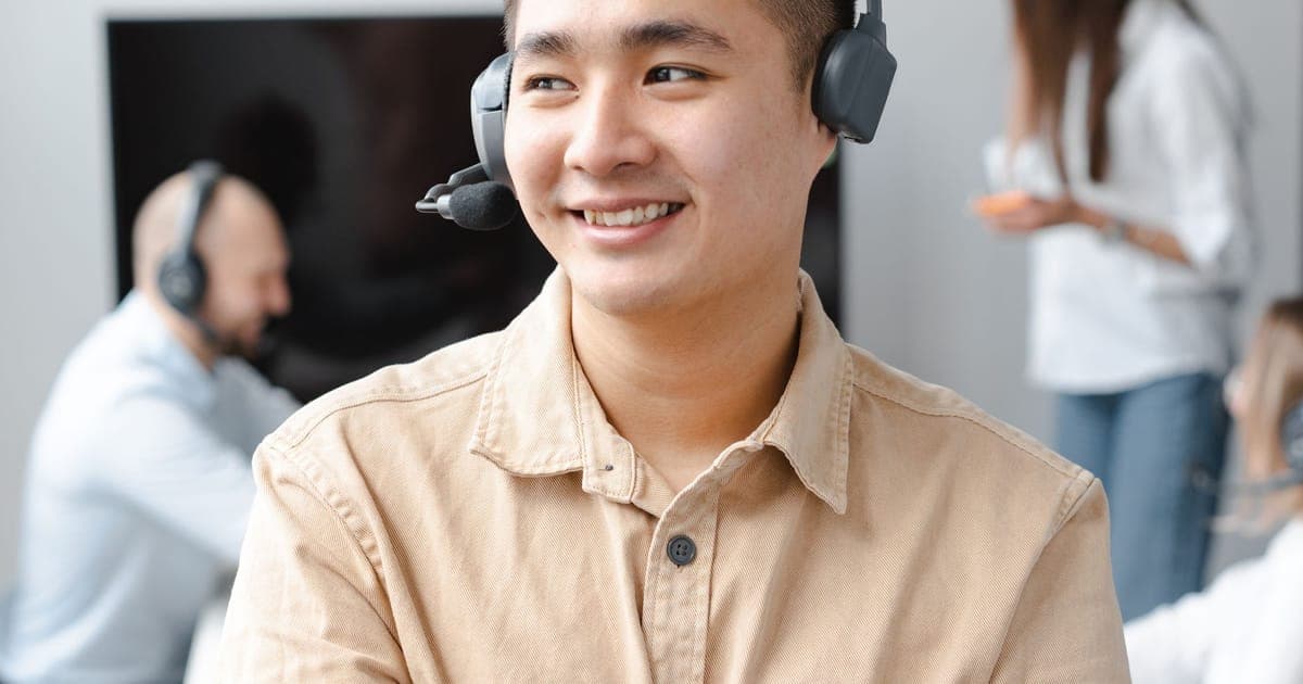 Shopify Support Team of One: How Solo Founders Handle 1,000+ Monthly Conversations